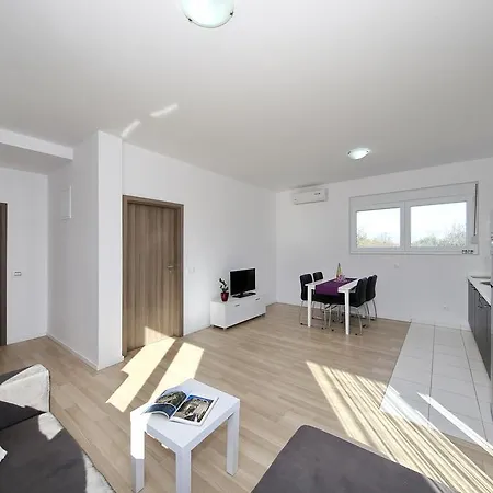Croliday Apartment With Pool Nin