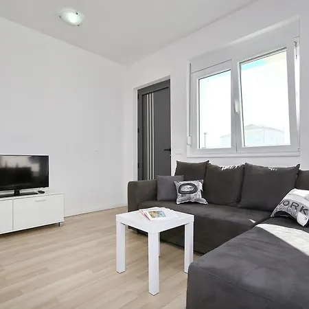 Croliday Apartment With Pool Nin