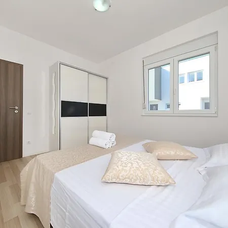 Apartment Croliday Apartment With Pool Nin
