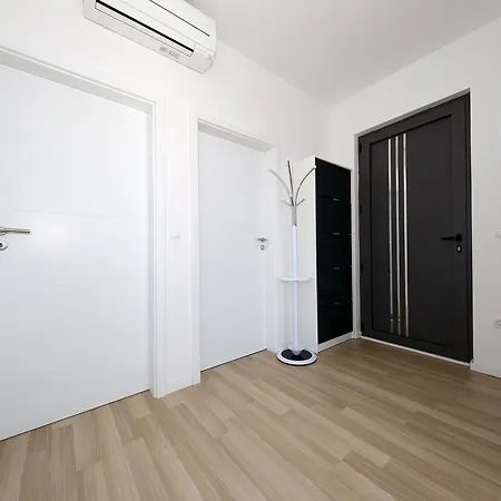 Apartment Croliday Apartment With Pool Nin
