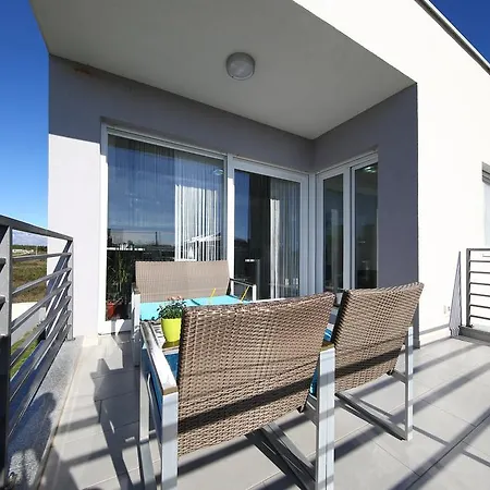Apartment Croliday Apartment With Pool Nin