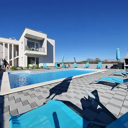 Croliday Apartment With Pool Nin