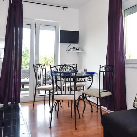 Croliday Apartment With Pool Nin