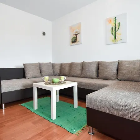 Croliday Apartment With Pool Nin