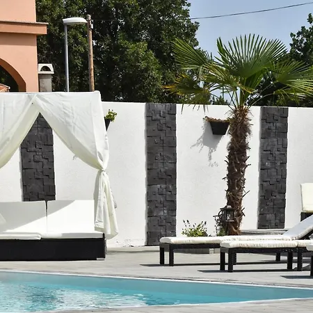 Croliday Apartment With Pool Nin *