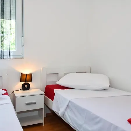 Croliday Apartment With Pool Nin