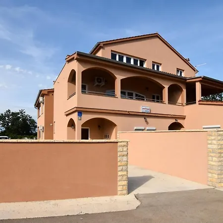 Apartment Croliday Apartment With Pool Nin *