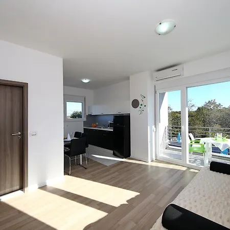 Croliday Apartment With Pool Nin