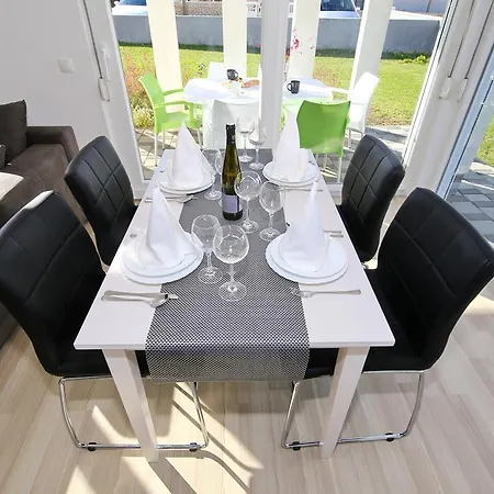 Croliday Apartment With Pool Nin